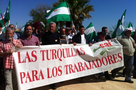 Sánchez Gordillo y Cañamero portan la pancarta en Las Turquillas. | Jesús Morón
