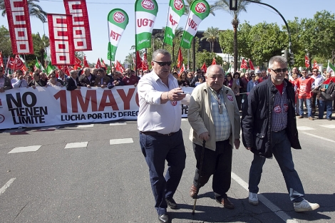 El líder de la UGT de Andalucía, Manuel Pastrana, abandona la manifestación tras sentirse indispuesto. | M. Cubero