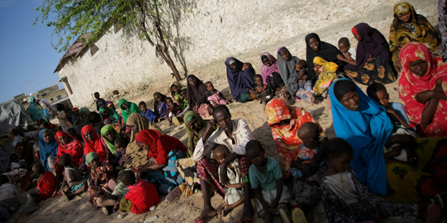 Somalíes desnutridos esperan a ser atendidos por personal sanitario por la Misión de la Unión Africana en Somalia (AMISOM). | E.M.