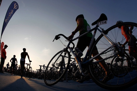 A triathlete takes his bike to start cycling test.  | Jose Cuellar