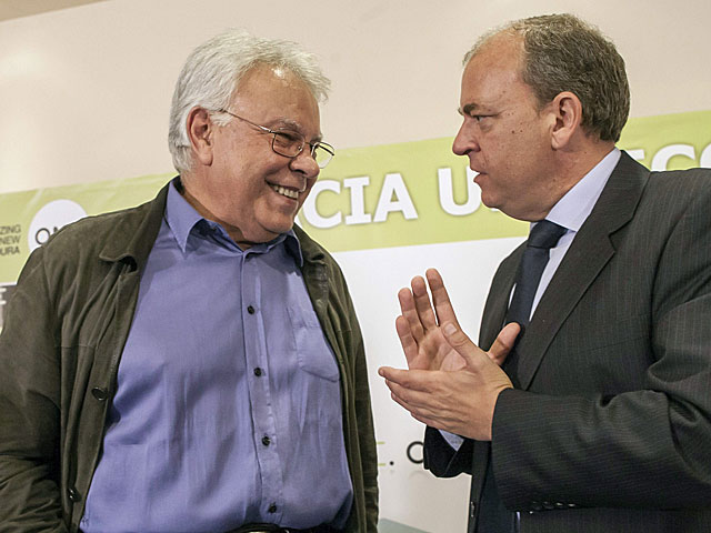 Felipe González y José Antonio Monago charlan durante el acto. | Oto / Efe