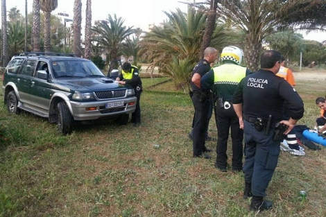 Policías intervienen tras una reyerta con un vehículo particular. | A.M. Policías intervienen tras una reyerta con un vehículo particular. | A.M.