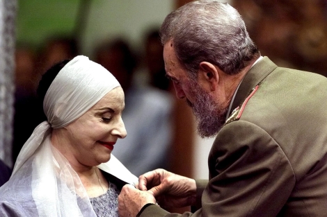 Fidel Castro coloca una medalla a Alicia Alonso en 2009. | AP