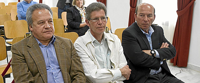 Pedro Pacheco, con Manuel Corbacho (c) y José López (d), los otros dos condenados, durante el juicio. | Efe