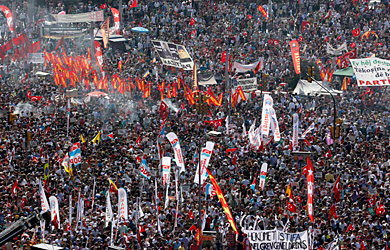 La plaza Taksim, abarrotada de manifestantes.| Reuters