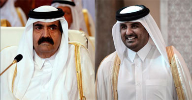 El emir Hamad bin Jalifa al Thani, junto al heredero. | Afp