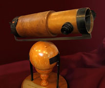 Réplica de un telescopio de Newton. | EM