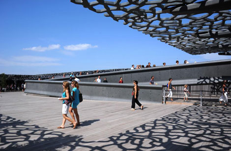 Visitantes frente a la fachada del Mucem, con forma que recuerdan a los arabescos. | Afp