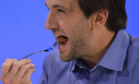 El escritor gastronómico Josh Schonwald prueba la carne.| Reuters