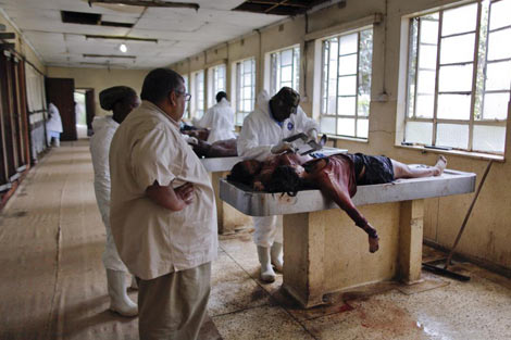 Tareas de reconocimiento de las víctimas en el ataque de Nairobi. | Efe