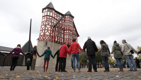 Protesta de feligreses frente a la residencia del obispo de Limburg, esta mañana. | Efe