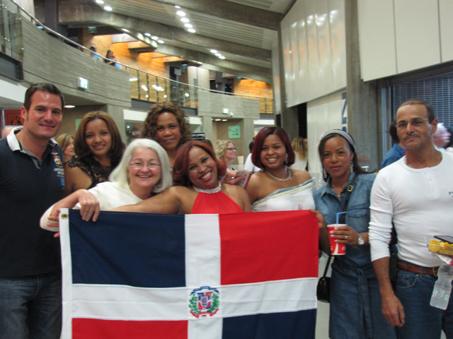 Grupo de dominicanas en Israel esperando a su ídolo. | Sal Emergui