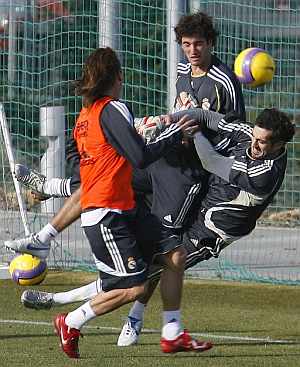 Higua�n remata de cabeza en el entrenamiento. (Foto: EFE)