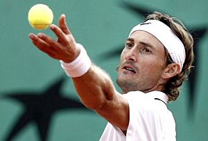 Ferrero prepara su servicio ante Delic. (EFE)