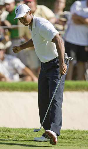 Tiger Woods celebra uno de sus grandes golpes en el hoyo 14, donde hizo 'birdie'. (Foto: EFE)