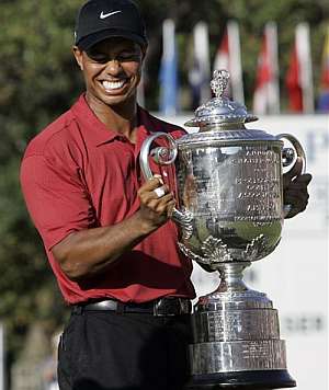 Tiger Woods agarra con fuerza el trofeo. (Foto: AP)