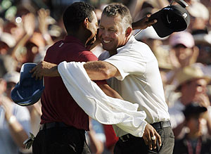 Woods y su 'caddie' Steve Williams se abrazan tras el último 'putt'. (Foto: REUTERS)