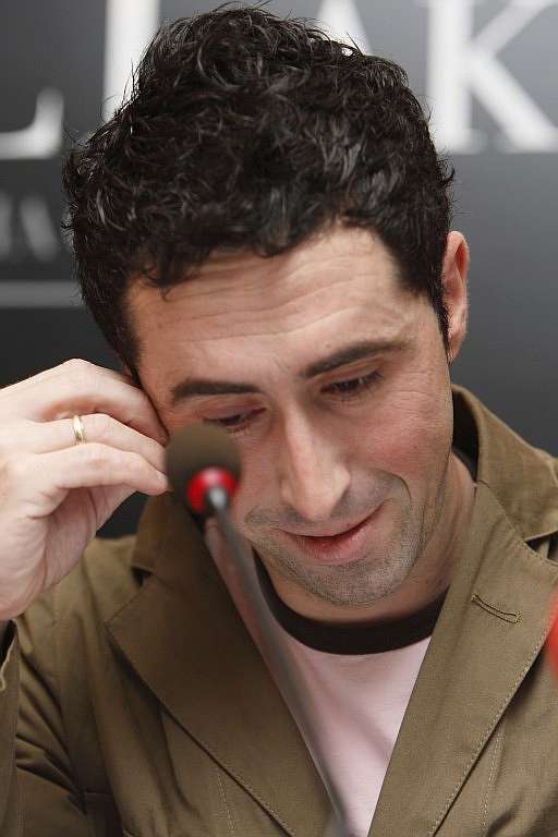 Joseba Beloki, en la rueda de prensa en la que anunciaba su retirada. (c) EFE