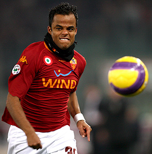 Mancini, uno de los jugadores más peligrosos de la Roma, intenta llegar al balón. (Foto: EFE)