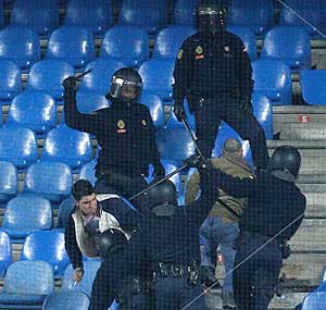 La Polic�a carga contra algunos aficionados en la grada del Calder�n. (Foto: AP)