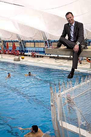 Pedro Garc&iacute;a en un trampol&iacute;n sobre la piscina del Canoe. (Foto: Carlos Alba)