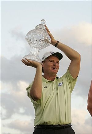 Ernie Els con el trofeo del Honda Classic. (Foto: AP)