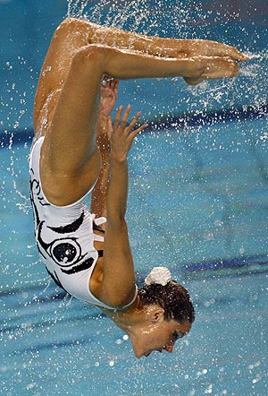 Una integrante del equipo español realiza un salto acrobático durante la prueba. (Foto: AFP)