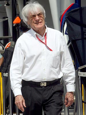 Bernie Ecclestone pasea por el circuito de Sepang antes del pasado GP de Malasia. (Foto: EFE)