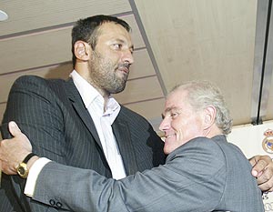 Divac se abraza con Calderón. (Foto: JULIO PALOMAR)