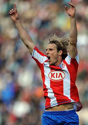 Forlán celebra el gol de Maxi