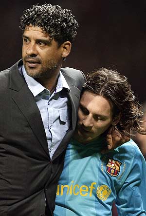 Rilkaard consuela a Messi tras la derrota ante el Manchester.<br />