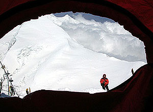 Imagen del Dhaula desde el interior de la tienda antes de iniciar al ascensión a la cima