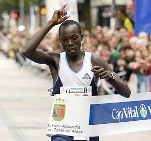 El keniano Michael Chemchir cruza la meta en primer lugar. (Foto: EFE)