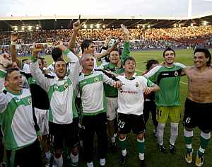 Los jugadores del Racing celebran su clasificación para la UEFA. (Foto: EFE)