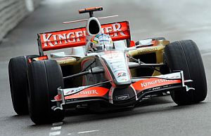 Sutil, con su Force India, por las calles de Montecarlo. (Foto: AFP)