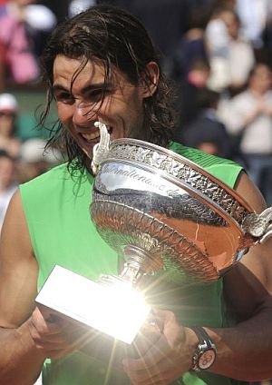 Nadal muerde otro trofeo. (Foto: SERGIO CARMONA - EFE)
