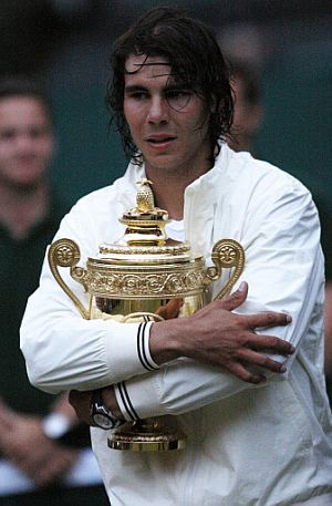 Nadal abraza la copa de Wimbledon. (AFP)