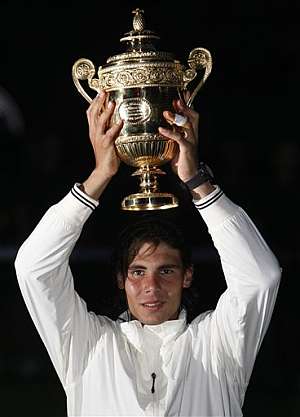 Rafa Nadal levanta la copa de campeón de Wimbledon. (Foto: AP)