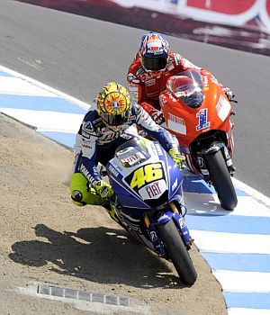 Rossi se sale por el interior despu�s de tocarse con Stoner. (Foto: AP)