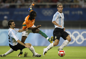 Garay (dcha.), en un partido en Pekín 2008. (Foto: AP)
