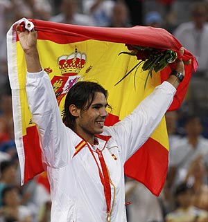 Nadal posa con una bandera española tras ganar el oro en Pekín (Foto: EFE)