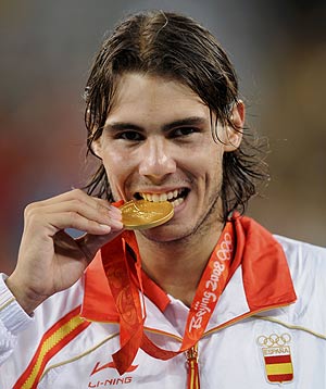 Nadal muerde la medalla de oro (Foto: REUTERS) Nadal muerde la medalla de oro (Foto: REUTERS)