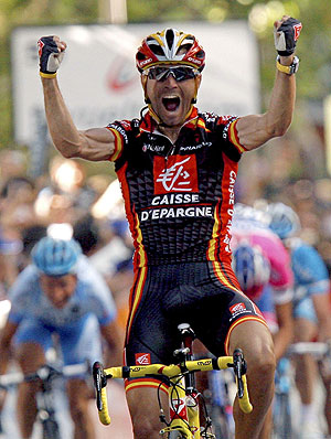 Alejandro Valverde alza los brazos al cruzar la meta de Jaén. (Foto: EFE)
