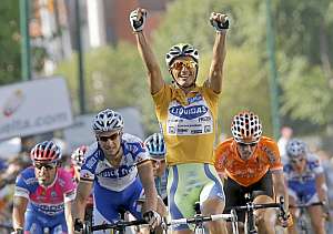 Daniele Bennati levanta los brazos para celebrar su segunda victoria en la Vuelta. (EFE)