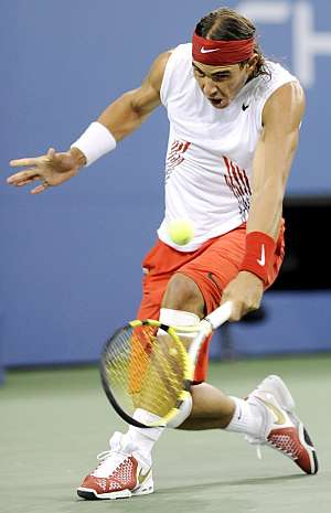 Nadal devuelve la bola al estadounidense Mardy Fish. (Foto: EFE)