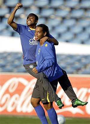 Robinho, junto a Ronaldinho en la concentraci�n brasile�a. (Foto: AP)