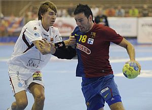 Iker Romero supera la defensa de Jonas K�llman. (Foto: EFE)