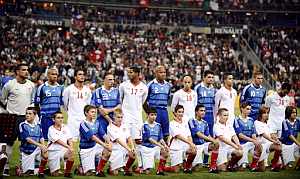 Los jugadores de Francia y de T&uacute;nez, antes del partido. (AFP)