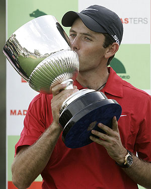 Charles Schwartzel, con el trofeo de campeón. (Foto: AP) Charles Schwartzel, con el trofeo de campeón. (Foto: AP)