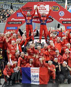 Sebastian Loeb celebra con el equipo Citroen el t�tulo mundial. (AFP)